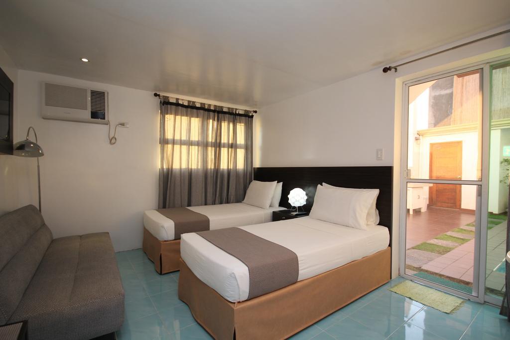 Bluewaves Westcliff Villa Balabag  エクステリア 写真