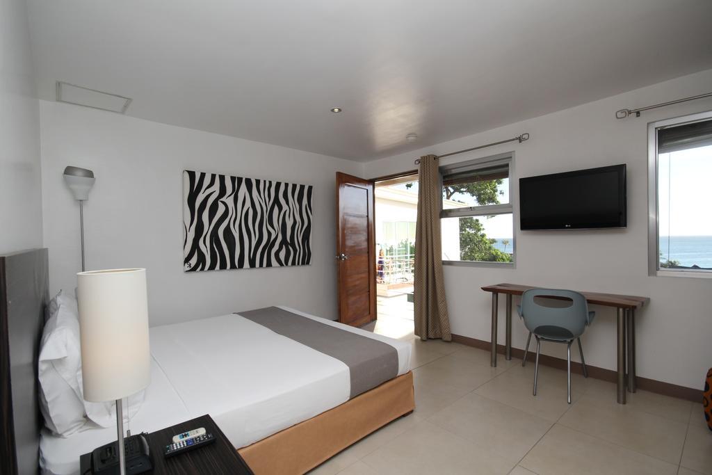 Bluewaves Westcliff Villa Balabag  エクステリア 写真